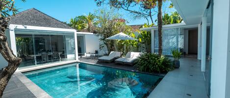 9 つの屋外プール