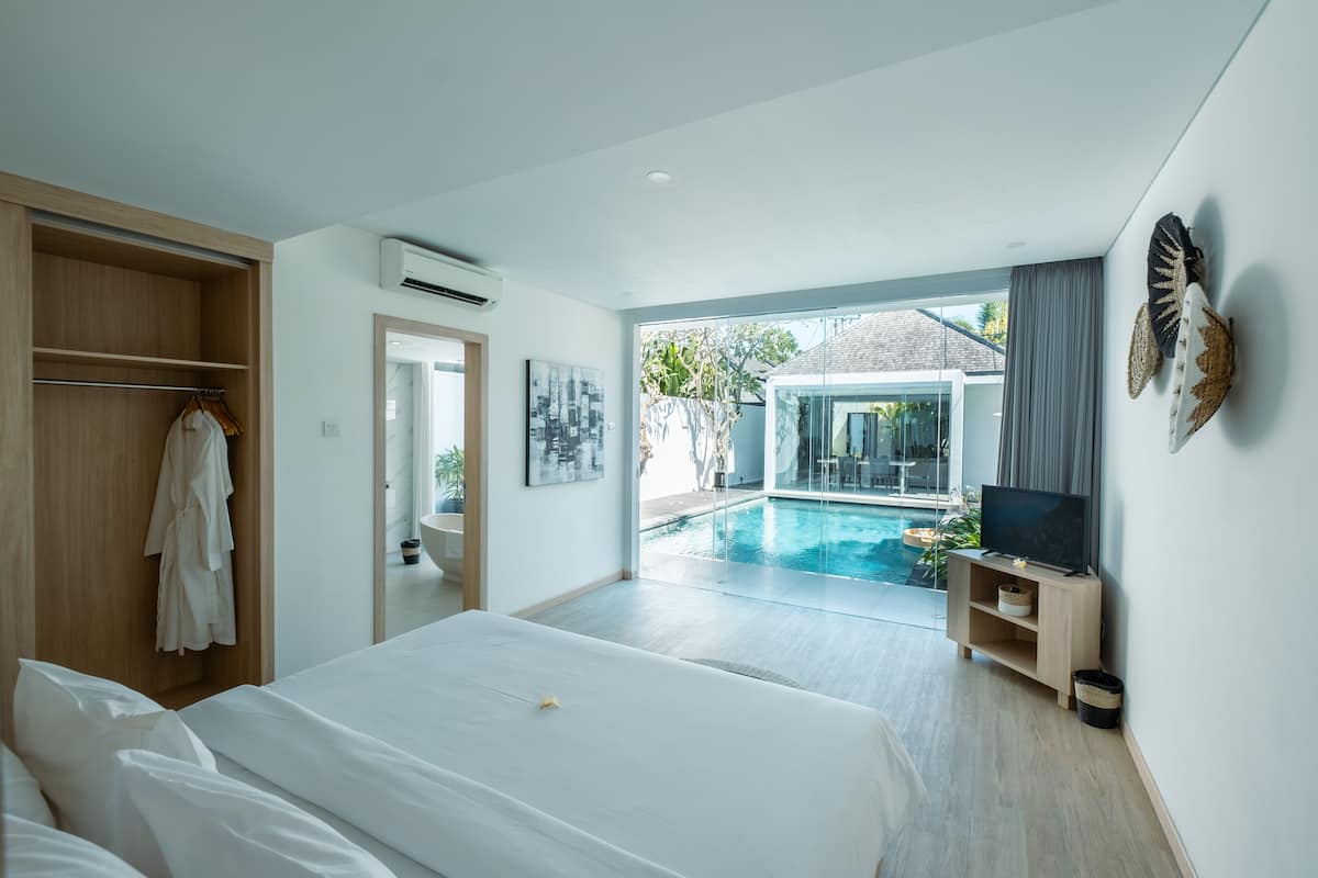 3 bedrooms, pillow-top beds, desk, blackout curtains