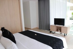 Surmatelas, bureau, rideaux occultants, fer et planche à repasser