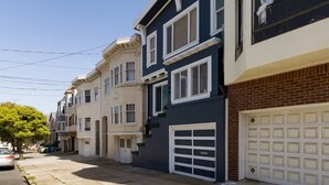 Une rangée de maisons de ville avec un garage sur le côté droit.
