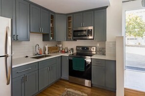 Fridge, microwave, oven, stovetop - Remodeled 1BR Garden Apt in a perfect location (San Francisco)