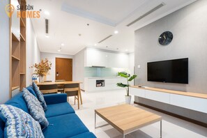 Apartamento luxo, 2 quartos | Área de estar | TV de tela plana 45 polegadas com canais digitais, lareira, escritórios