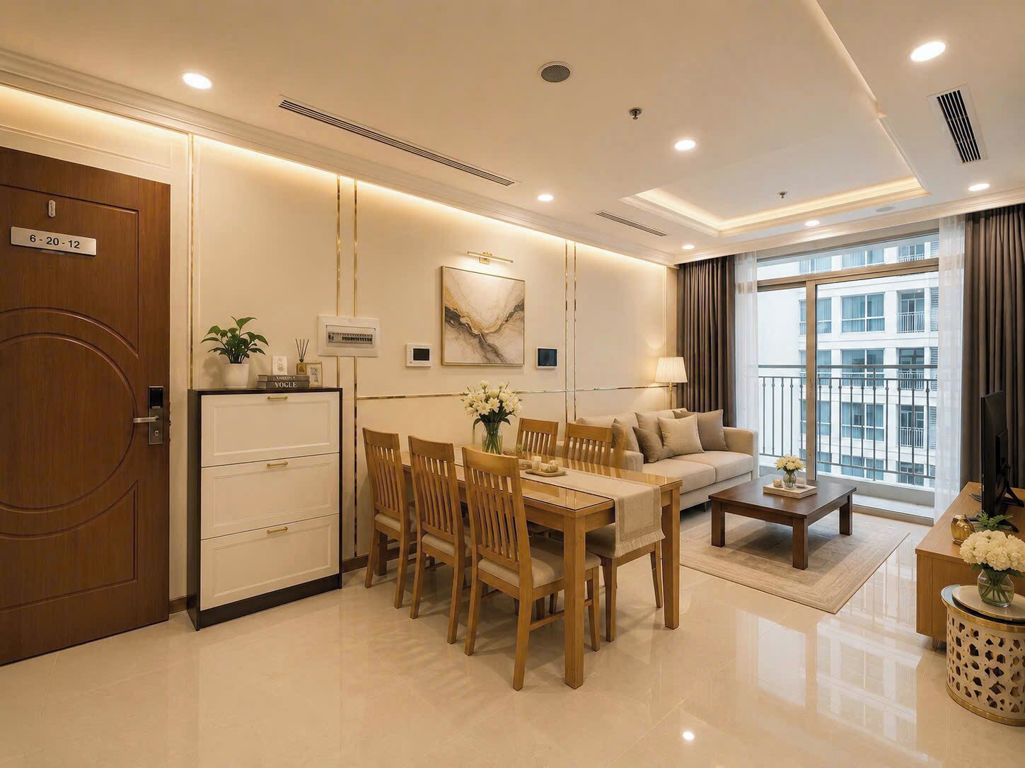 Une chambre d’hôtel moderne dotée d’un coin repas, d’un canapé et d’une grande fenêtre offrant une vue sur les bâtiments.