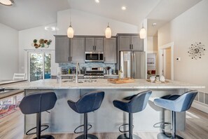 Fridge, microwave, oven, dishwasher - Mountain Oasis (Florissant)