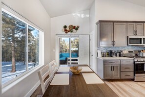 Family dining - Mountain Oasis (Florissant)