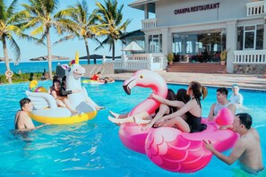 Kolam renang outdoor, dengan payung kolam renang dan kursi berjemur