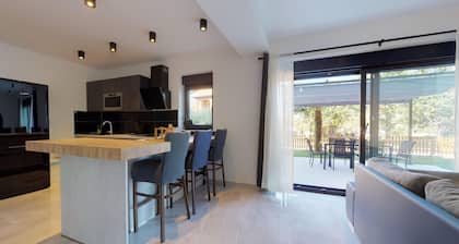 2 Bed House - Sleeps 4 - Garden - Parking - Wifi