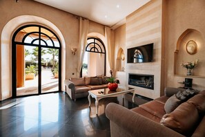TV, fireplace