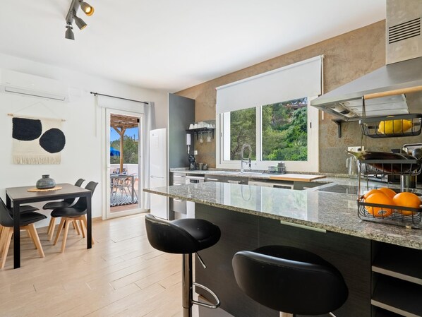 Réfrigérateur, micro-ondes, four, lave-vaisselle