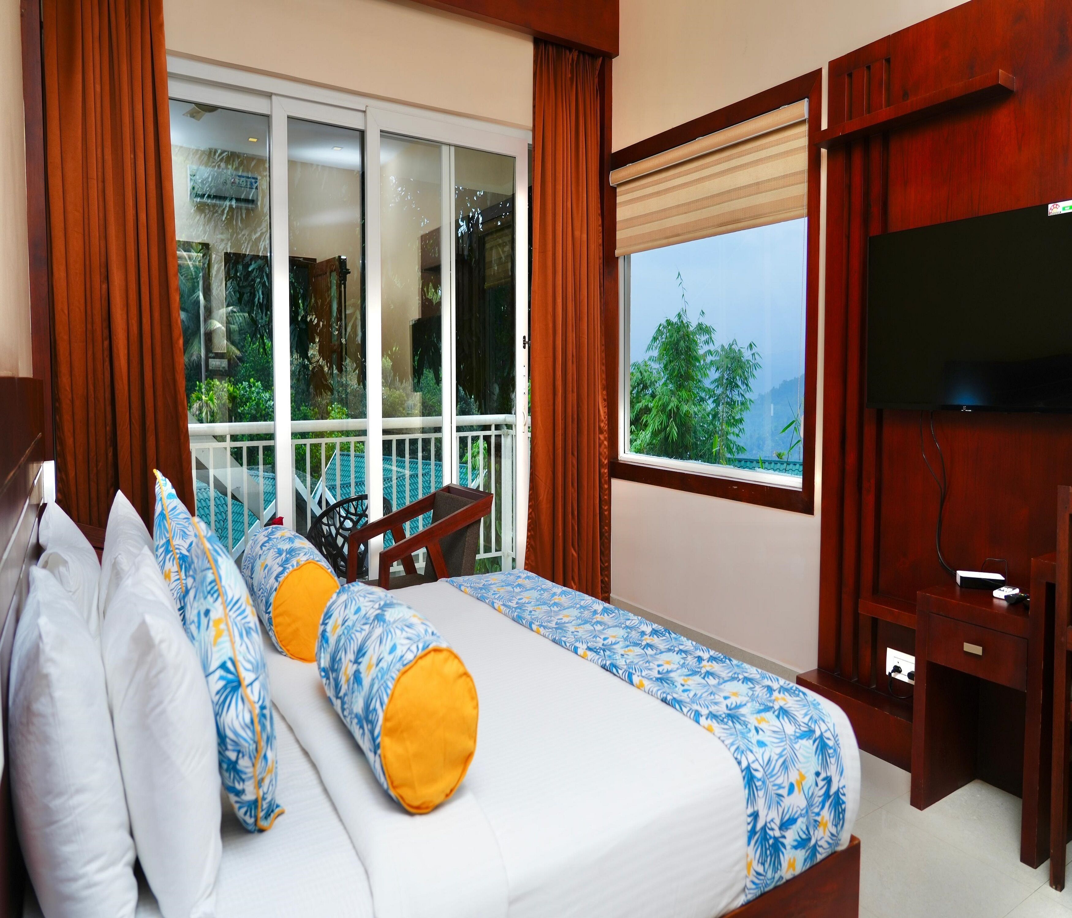 Luxe Mountain View Family Villa | 1 bedroom, desk, soundproofing, free WiFi