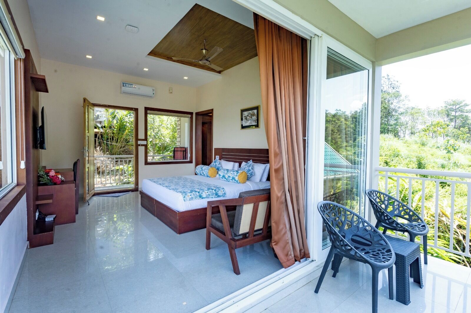 Luxe Mountain View Family Cottage | 1 bedroom, desk, soundproofing, free WiFi