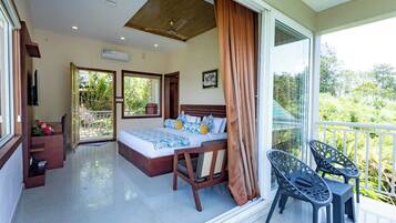 Luxe Mountain View Family Cottage | 1 bedroom, desk, soundproofing, free WiFi