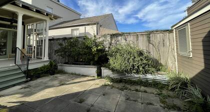 Gem condo near Magazine St. Best location to have fun in Nola w/ quiet space.