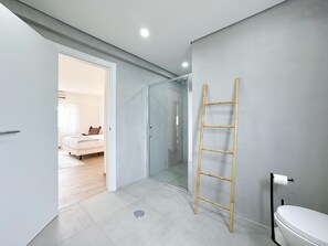 Dusche, Haartrockner, Handtücher