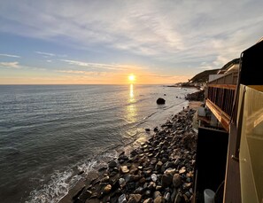 Aan het strand, ligstoelen aan het strand, strandlakens