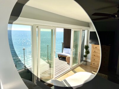 Malibu Waterfront Gallery + Private Beach Access