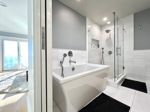 Een bubbelbad, een haardroger, handdoeken, zeep