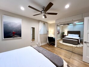 3 slaapkamers, een bureau, een strijkplank/strijkijzer, reisbedje