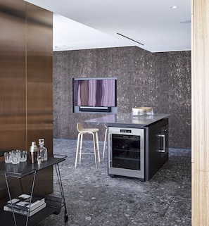 Apartamento executivo, 1 quarto, vista para o rio | Cozinha privada | Geladeira grande, micro-ondas, fogão, cooktop