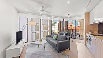 Departamento, 1 habitación, vista a la ciudad | Área de sala de estar | Smart TV