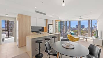 Full-sized fridge, microwave, oven, stovetop