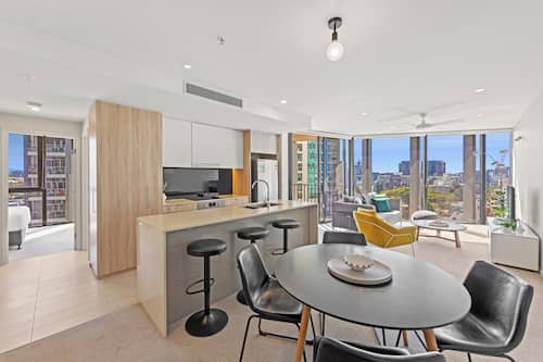 Full-size fridge, microwave, oven, stovetop