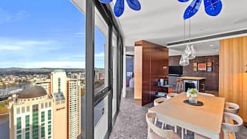 Executive Suite, 1 Bedroom, River View | Dining room
