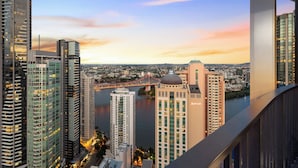 Un hotel moderno con vistas a un paisaje urbano y un río.