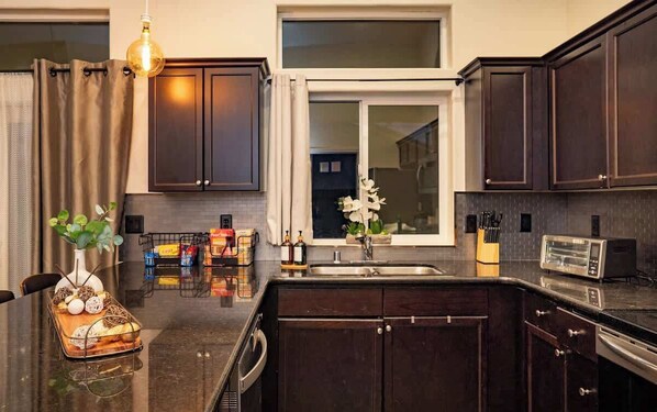 Fridge, microwave, oven, stovetop - The Agave Zen, BBQ, Hot Tub, Xbox +! (Porterville)