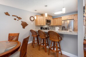 Fridge, microwave, oven, stovetop - Discover Paradise at our Waikoloa Village Retreat: Grand Floor upgraded unit. (Waikoloa)