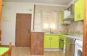 Kjøleskap, mikrobølgeovn, ovn og oppvaskmaskin