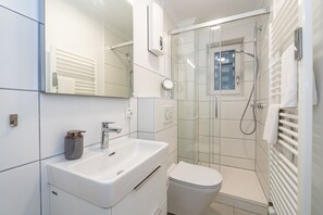 Douche, séchoir à cheveux, serviettes fournies