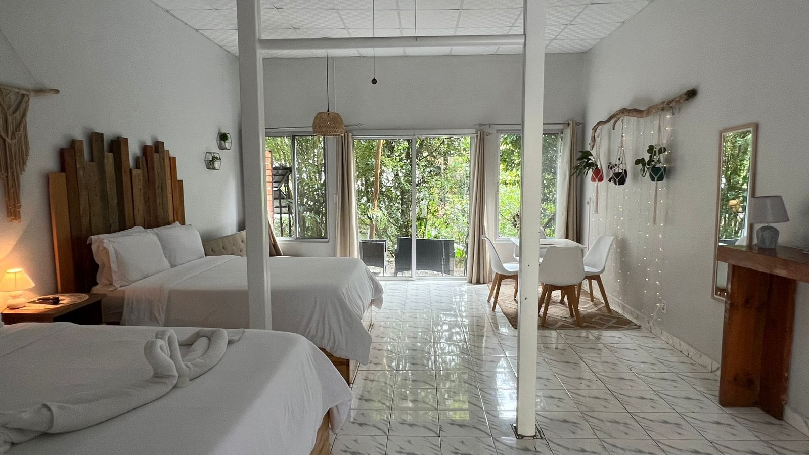 ห้องพักสำหรับสี่ท่าน | โต๊ะทำงาน, พื้นที่ทำงานแบบใช้แล็ปท็อป, Wi-Fi ฟรี, ผ้าปูที่นอน