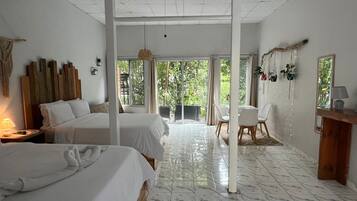 Quadruple Room | Desk, laptop workspace, free WiFi, bed sheets