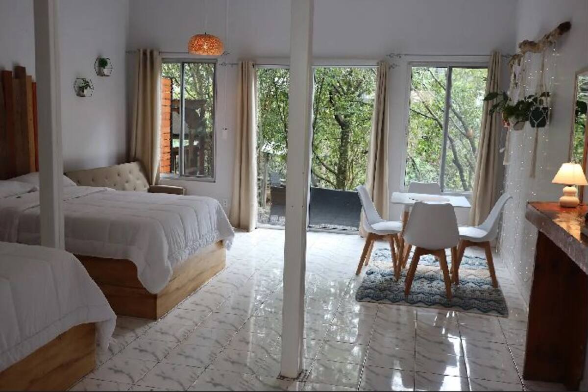 Habitación cuádruple | Escritorio, espacio para trabajar con laptop y wifi gratis