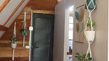 Escritorio, espacio para trabajar con laptop y wifi gratis