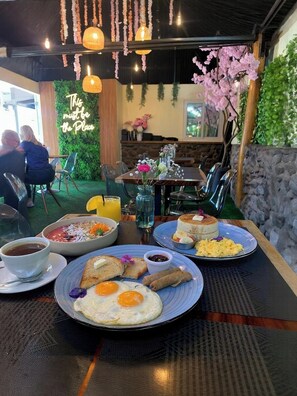 Café da manhã feito na hora todos os dias mediante uma taxa