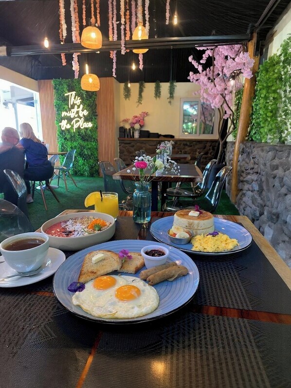 Daily cooked-to-order breakfast for a fee - Boquete Firefly Inn (Los Naranjos)