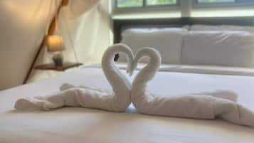 Dobbeltrom | Skrivebord, skrivebord for bærbar PC, wi-fi (inkludert) og sengetøy