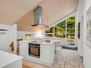 Kjøleskap, oppvaskmaskin og kjøkkenutstyr