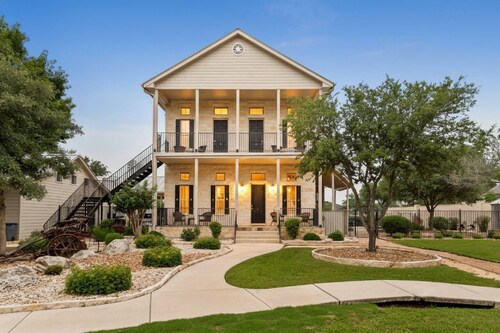 Charming Retreat 1 Mile from Gruene Hall - King Suite with Shared Pool, High Ceilings & Patio