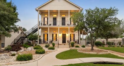 Charming Retreat 1 Mile from Gruene Hall - King Suite with Shared Pool, High Ceilings & Patio
