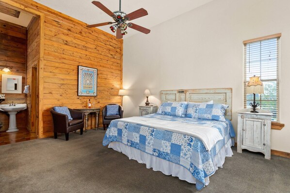 1 bedroom, free WiFi, bed sheets - Charming Retreat 1 Mile from Gruene Hall - King Suite with Shared Pool, High Ceilings & Patio (New Braunfels)