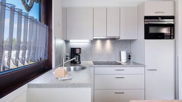 Geladeira, micro-ondas, fogão, cooktop