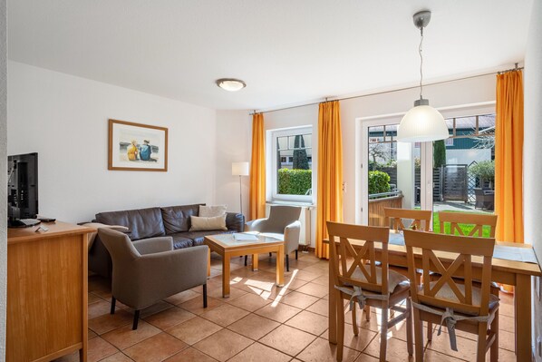 TV, DVD player, ping pong, stereo - Ferienwohnung Typ C 2, 3-rooms-appartment, 68 qm (Immenstaad am Bodensee)