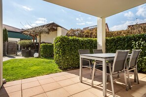 Outdoor dining - Ferienwohnung Typ C 2, 3-rooms-appartment, 68 qm (Immenstaad am Bodensee)