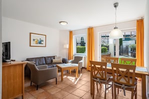 Télévision, lecteur de DVD, table de tennis de table, chaîne hi-fi