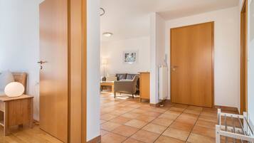 TV, lettore DVD, tavolo da ping pong, impianto stereo