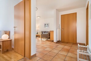 TV, lettore DVD, tavolo da ping pong, impianto stereo