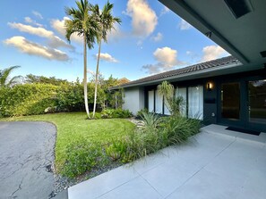 Exterior - Emerald Hills retreat  (Hollywood)